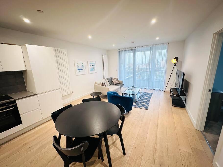 Spacious Modern 1 Bed Apartment. Лондон Экстерьер фото