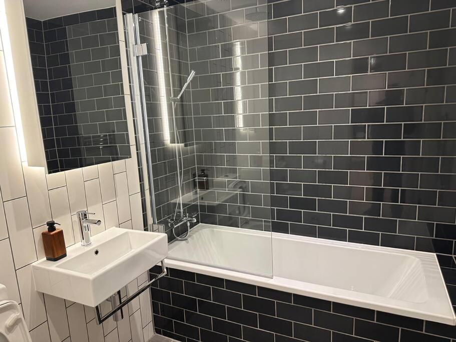 Spacious Modern 1 Bed Apartment. Лондон Экстерьер фото